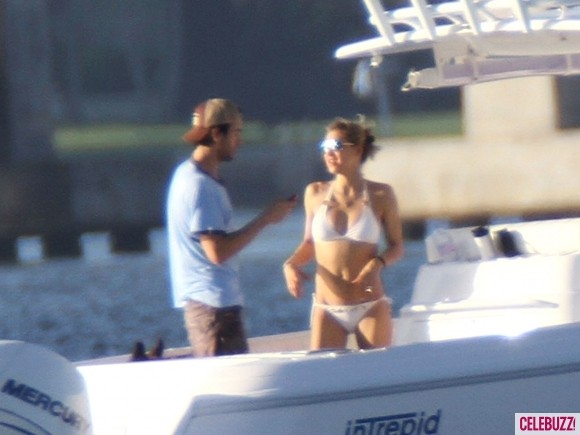 Anna Kournikova hạnh phúc bên Enrique Iglesias trong kì nghỉ ở Miami ảnh 5